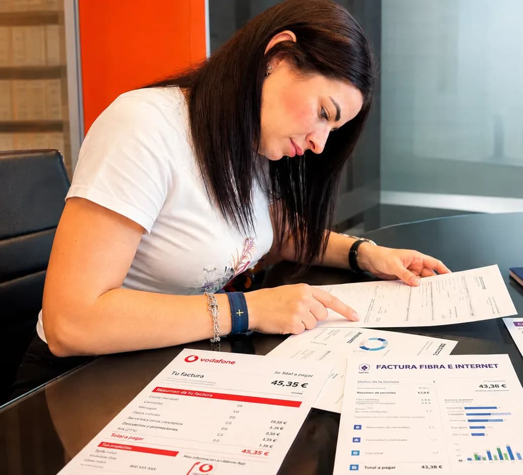 Elena atendiendo desde la oficina de ForzaRed